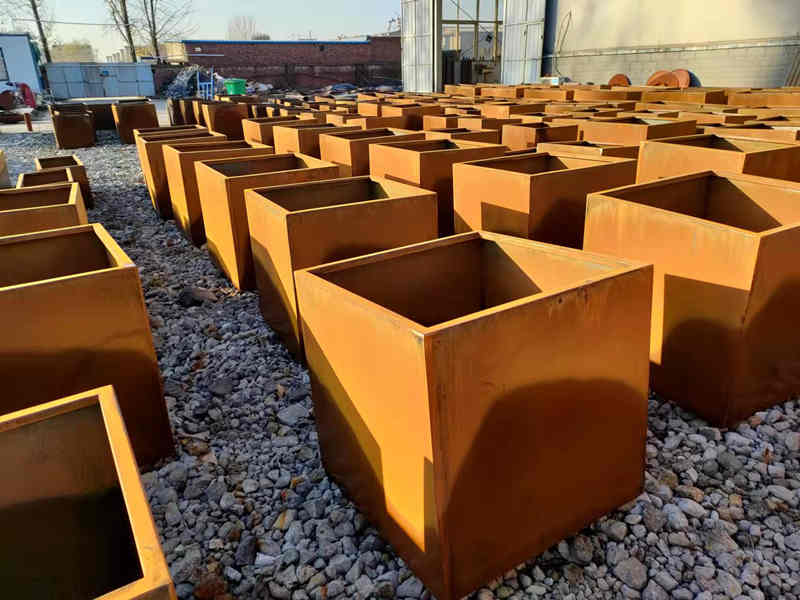 <h3>Get the Look: Corten Steel Planters and Raised Garden Beds</h3>
